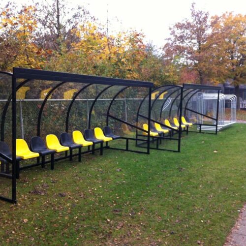 Dug out model 180 26 Onze DO180 dug-outs. Lengte 5 meter, uitgevoerd in een diep-zwarte coating met kuipstoeltjes. Absoluut top dugouts